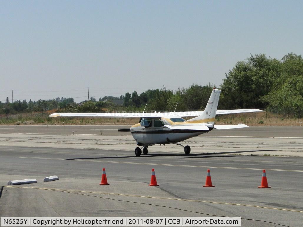 N6525Y, 1981 Cessna T210N Turbo Centurion C/N 21064420, Taxiing back to hanger after being re-fueled