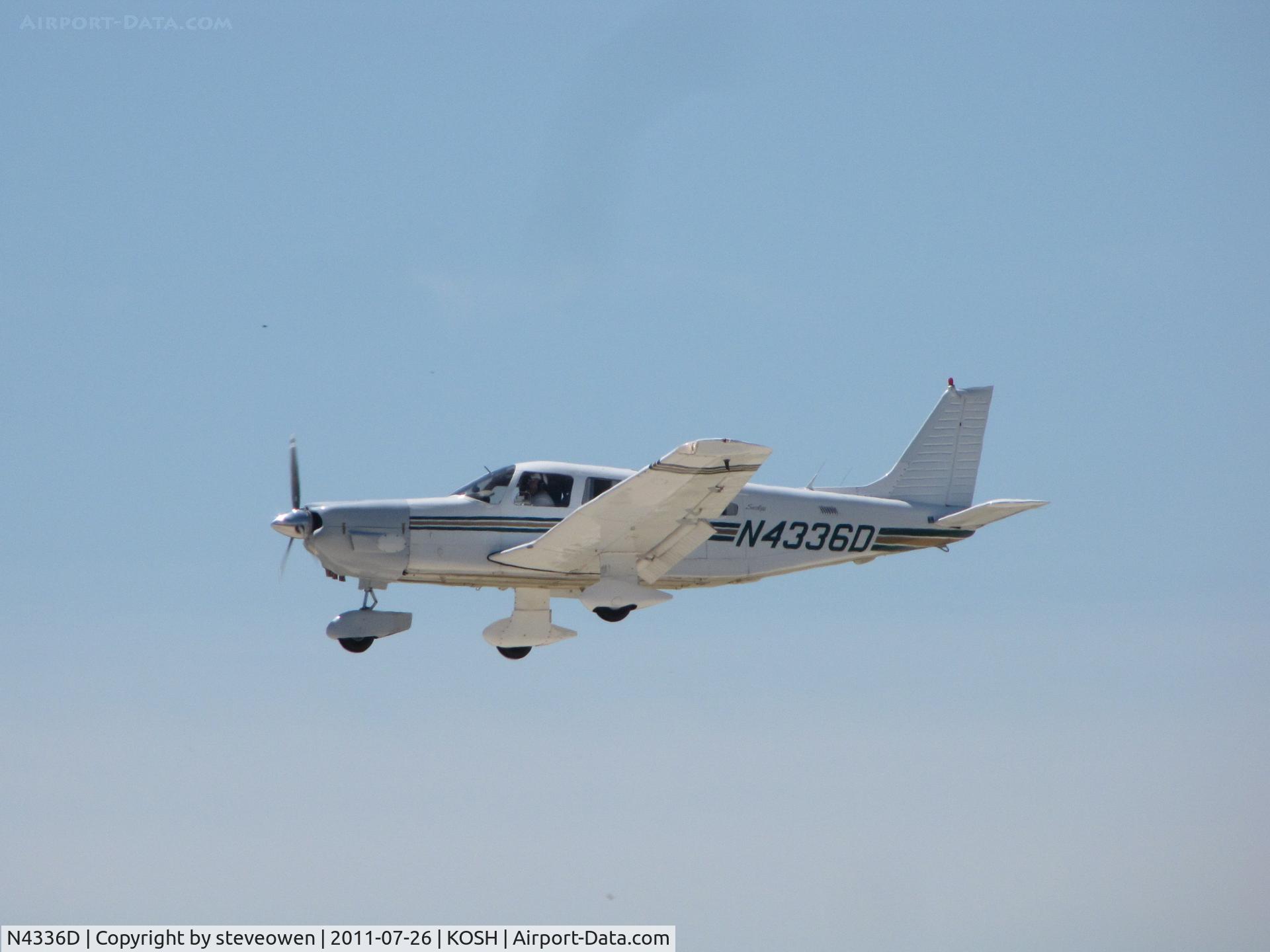 N4336D, 1983 Piper PA-32-301 Saratoga C/N 32-8406006, Landing runway 09 at EAA airshow