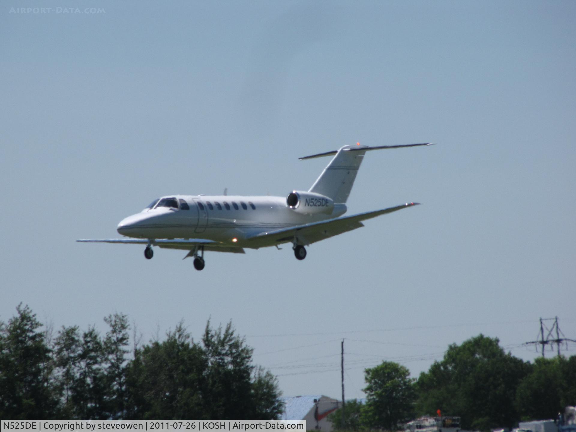 N525DE, 2005 Cessna 525B CitationJet CJ3 C/N 525B0006, Landing KOSH runway 09