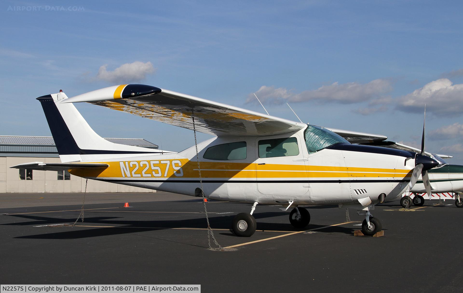 N2257S, 1976 Cessna T210L Turbo Centurion C/N 21061201, Nice Cessna 210 on the transient ramp