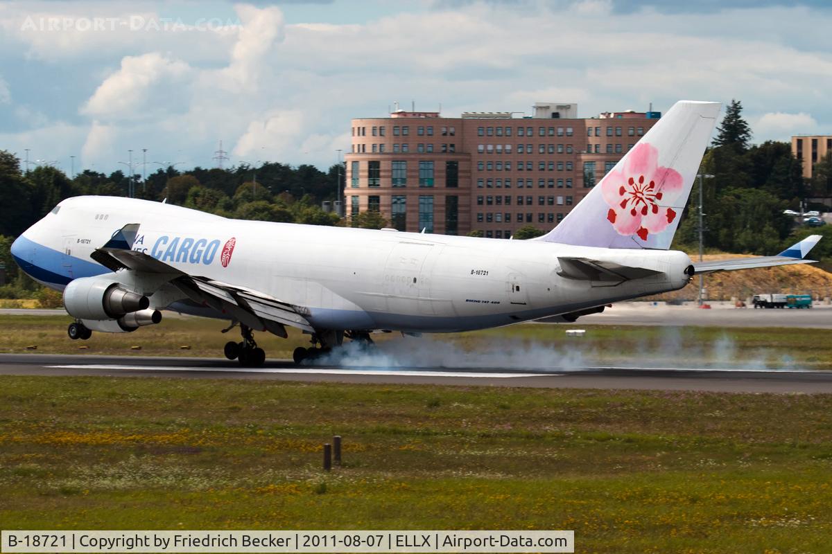B-18721, 2005 Boeing 747-409F/SCD C/N 33738, touchdown