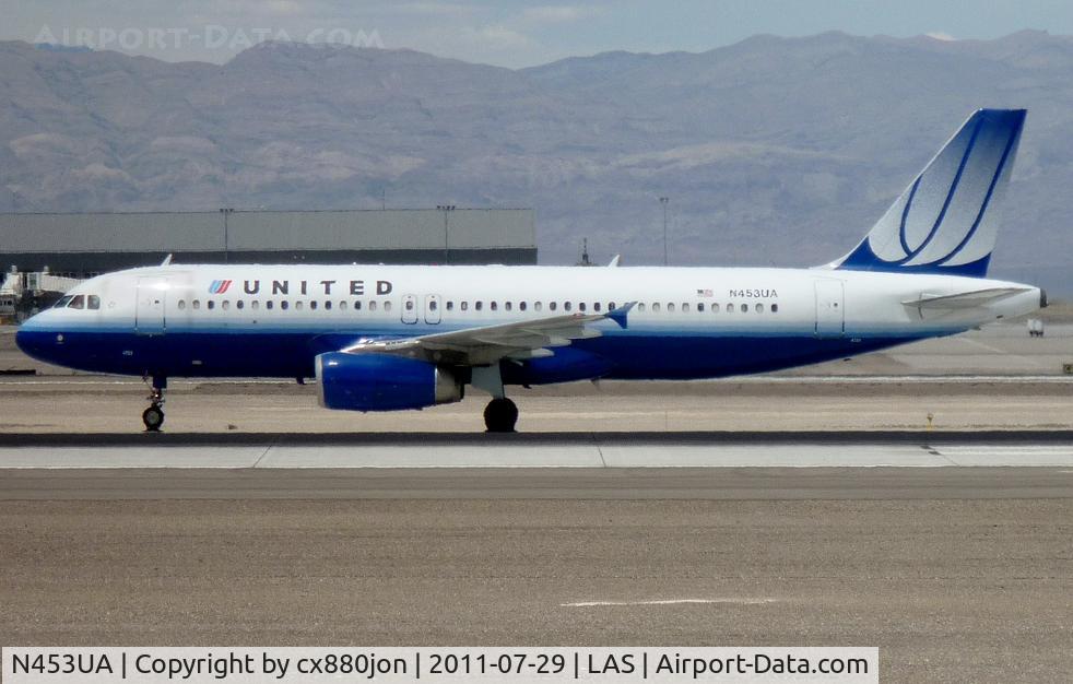 N453UA, 1999 Airbus A320-232 C/N 1001, No longer in Ted colors, United A320 taxies to gate