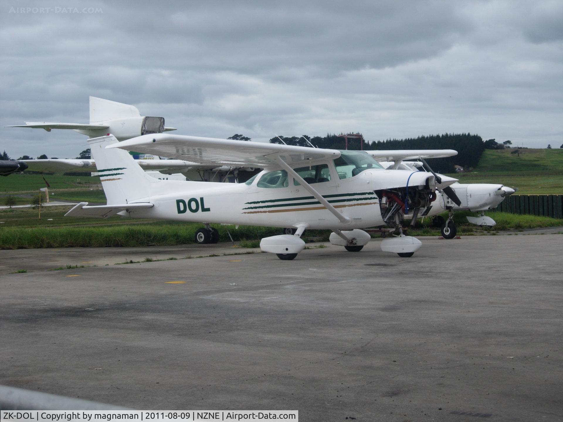 ZK-DOL, Cessna 172M C/N 17261824, Checking oil level