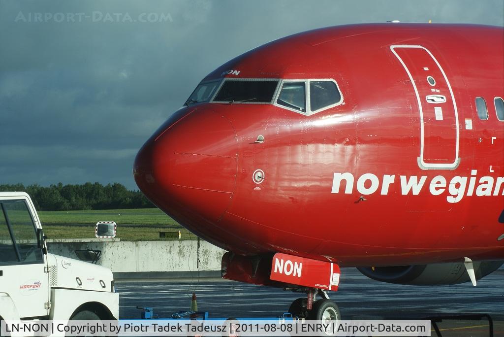 LN-NON, 2000 Boeing 737-86N C/N 28620, Norwegian nose