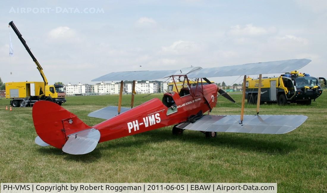 PH-VMS, 1935 De Havilland DH-82A Tiger Moth II C/N 3318, Fly in.THE DE HAVILLAND SCHOOL OF FLYING n°9.Was OO-TGM.