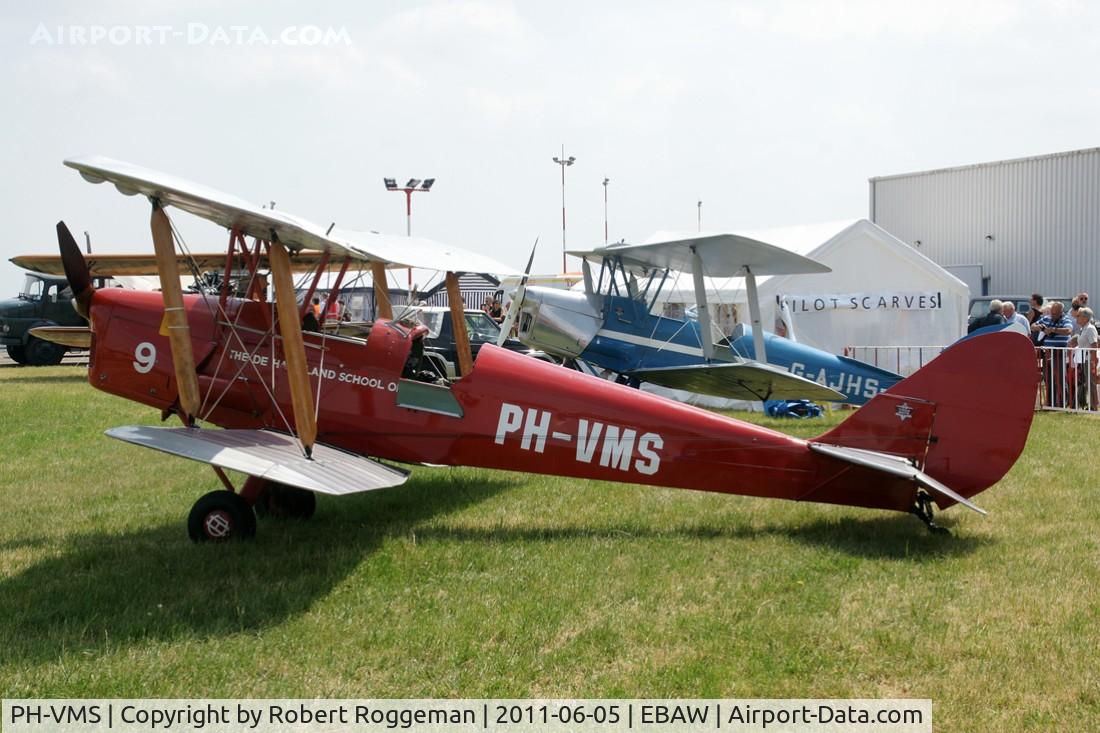 PH-VMS, 1935 De Havilland DH-82A Tiger Moth II C/N 3318, Fly in.THE DE HAVILLAND SCHOOL OF FLYING n°9.Was OO-TGM.
