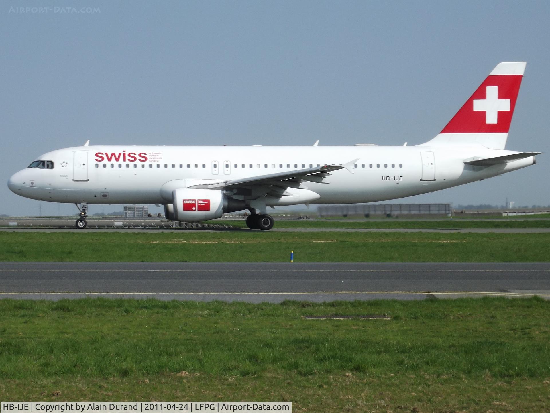 HB-IJE, 1995 Airbus A320-214 C/N 559, Taxying to runway 09R