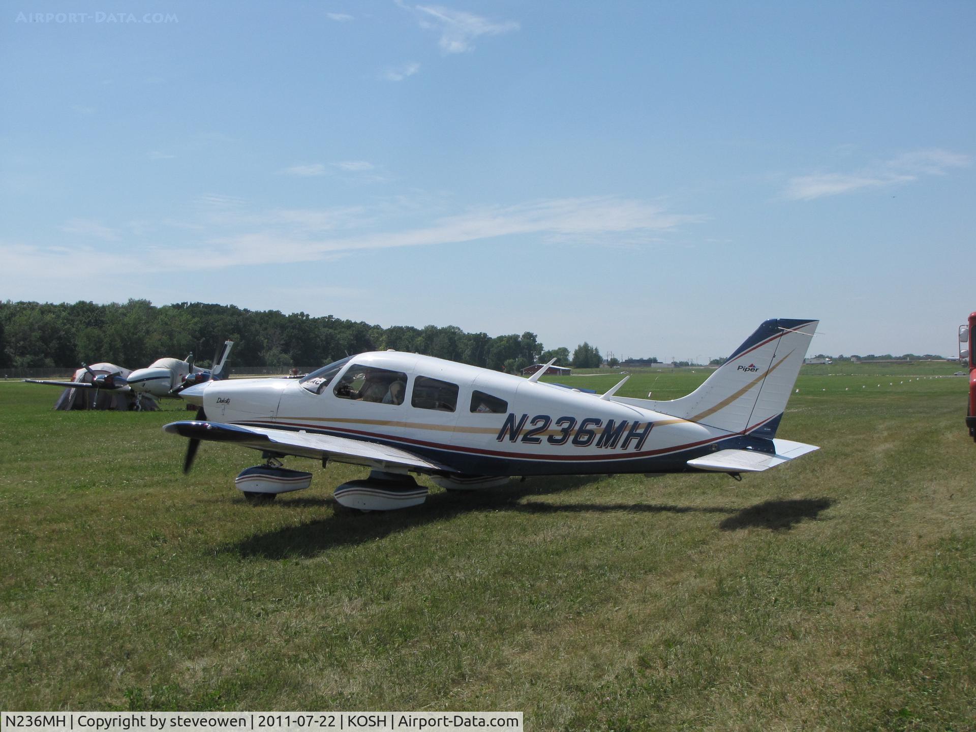N236MH, 1981 Piper PA-28-236 Dakota C/N 28-8211009, taxing in to the N40 GAC camp grounds EAA 2011