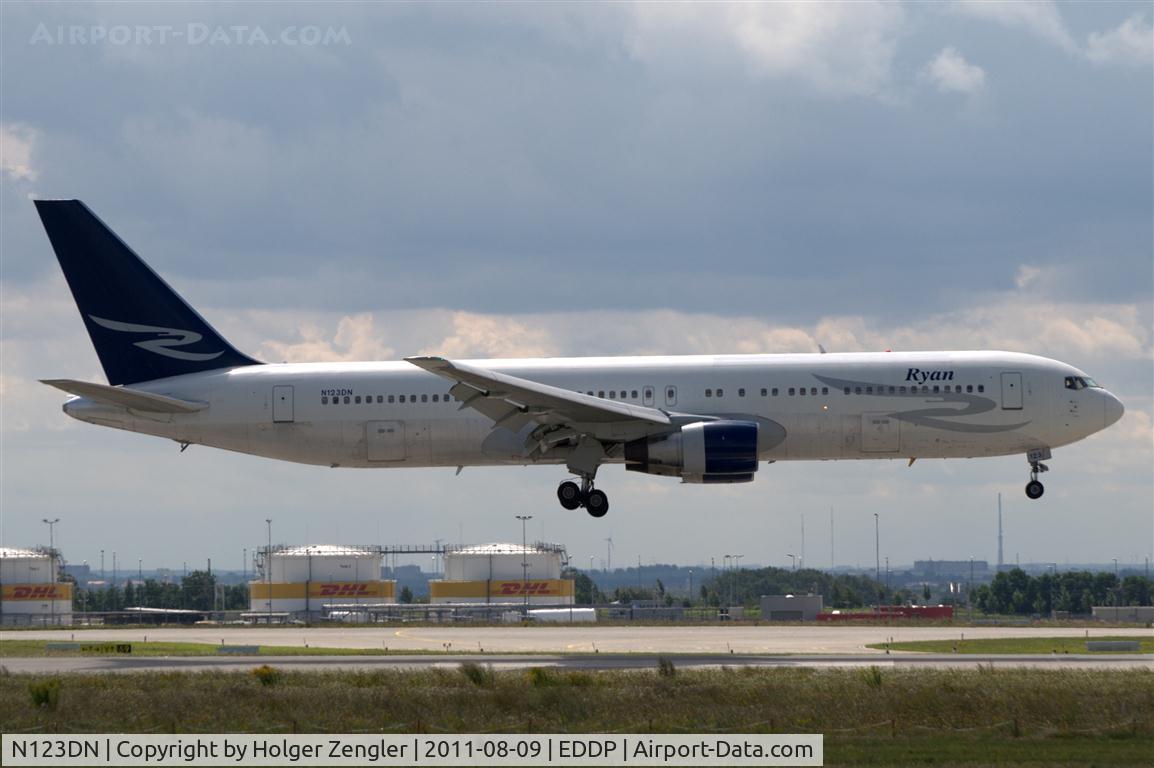 N123DN, 1987 Boeing 767-332 C/N 23437, Final approach on rwy 26L after a long ride......