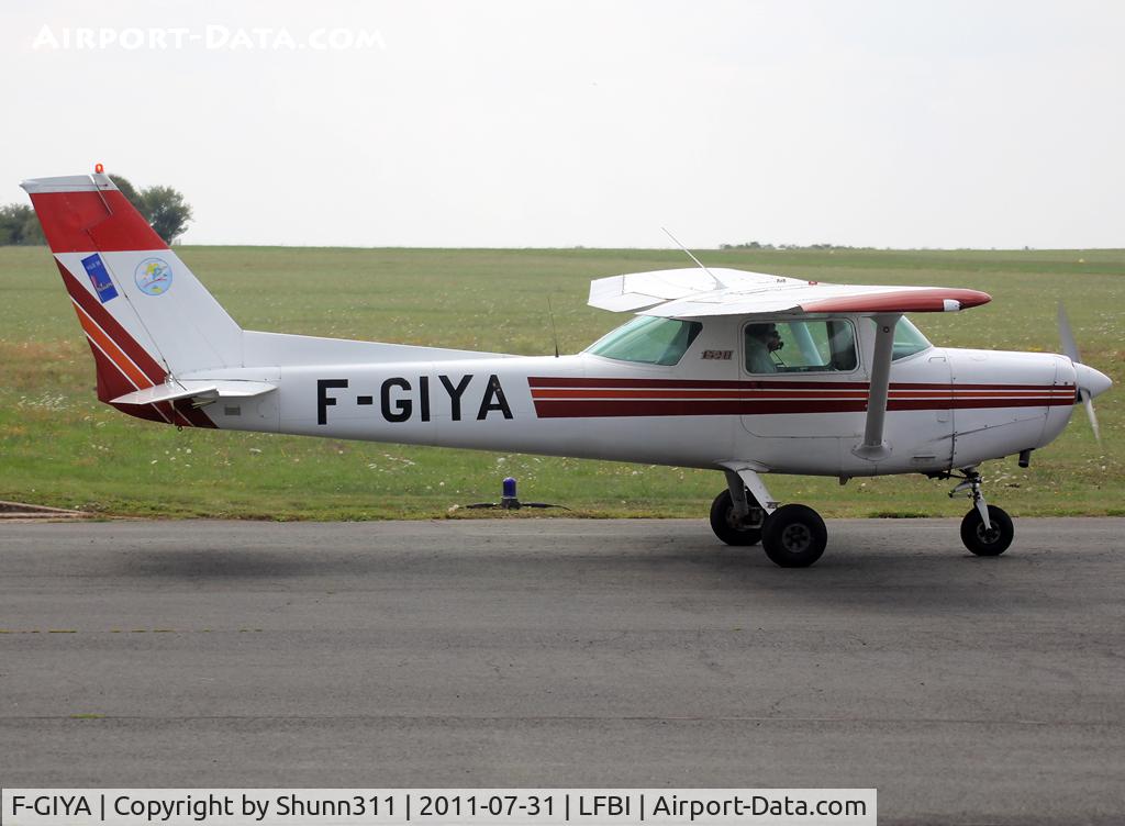 F-GIYA, Reims F152 C/N 1854, Taxiing for a new flight...