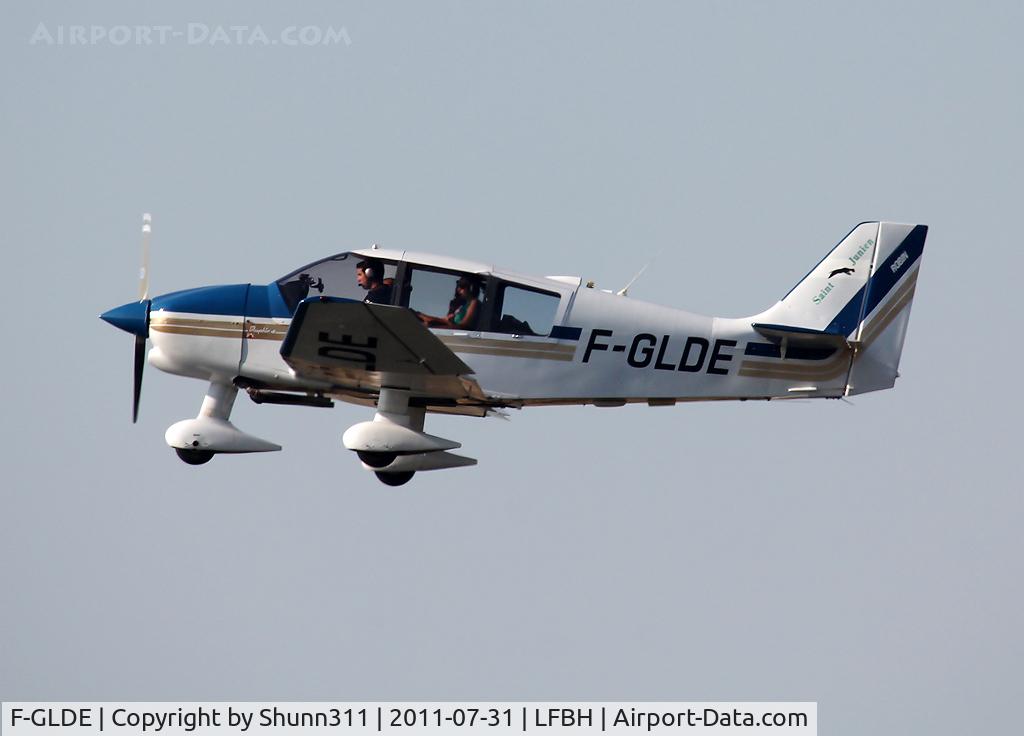 F-GLDE, Robin DR-400-140B Major C/N 2075, Taking off from rwy 27
