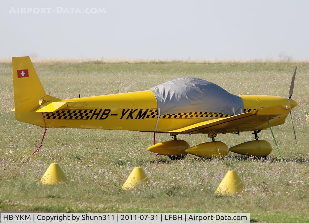 HB-YKM, 2001 Zenair CH-601 HDS Super Zodiac C/N DN6-2235, Parked in the grass...