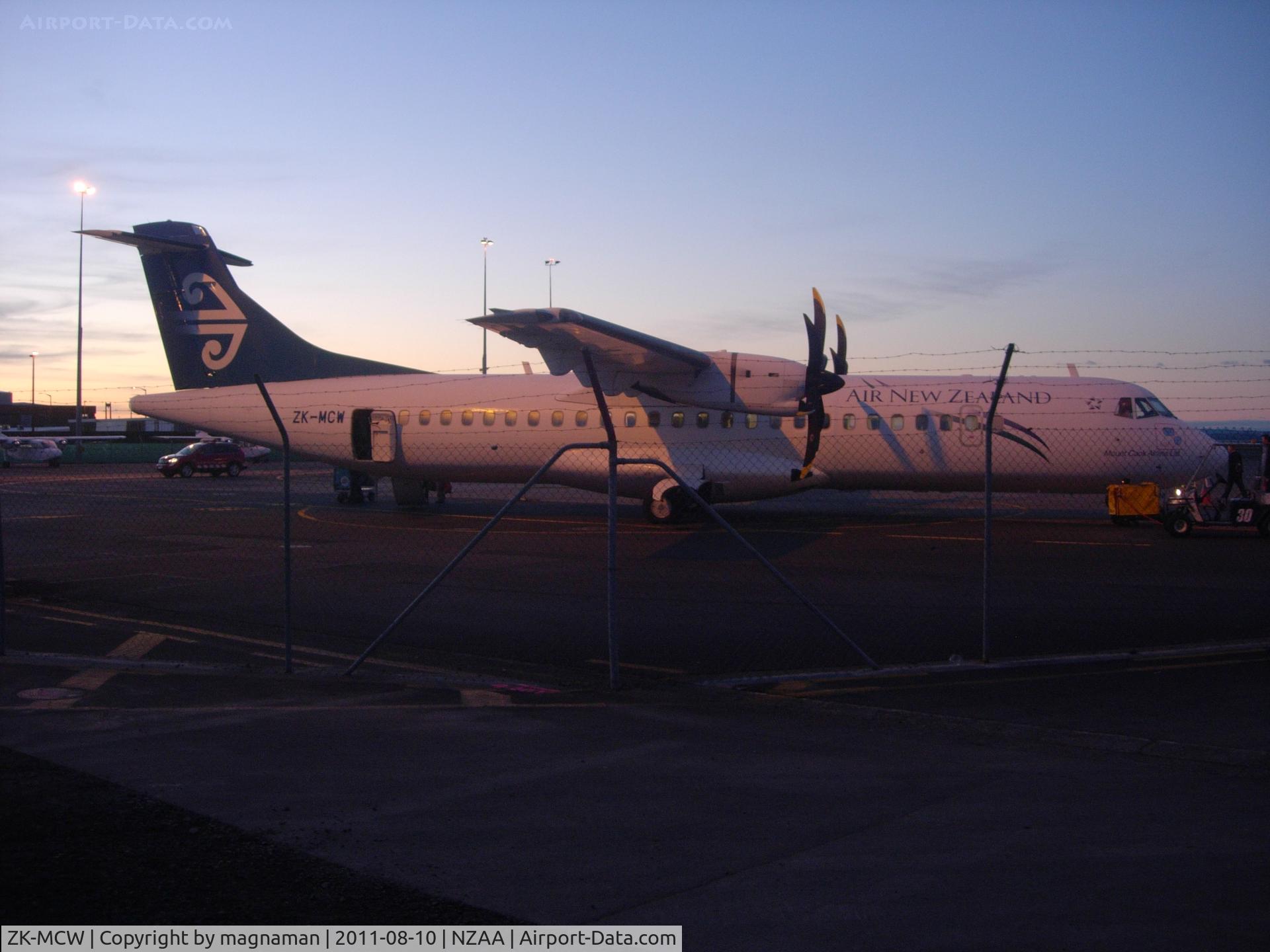 ZK-MCW, 2000 ATR 72-212A C/N 646, Dawn at Auckland