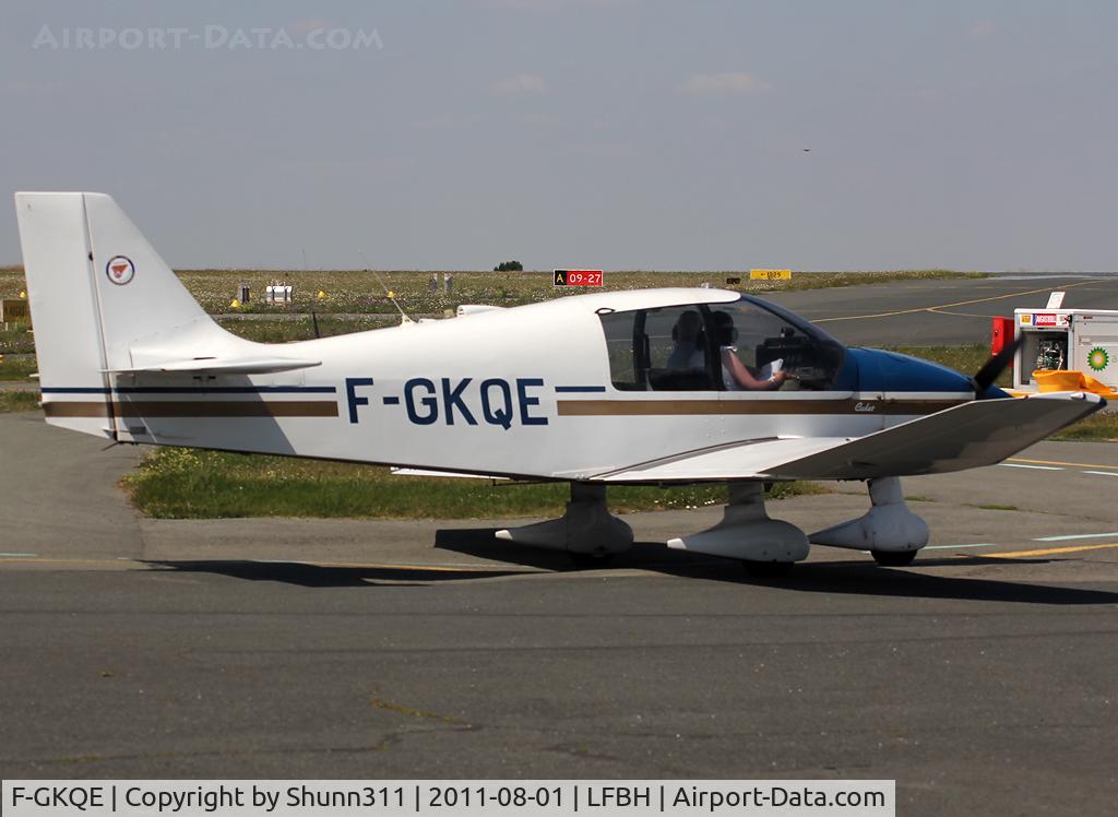 F-GKQE, Robin DR-400-100 Cadet C/N 2049, Taxiing for departure...