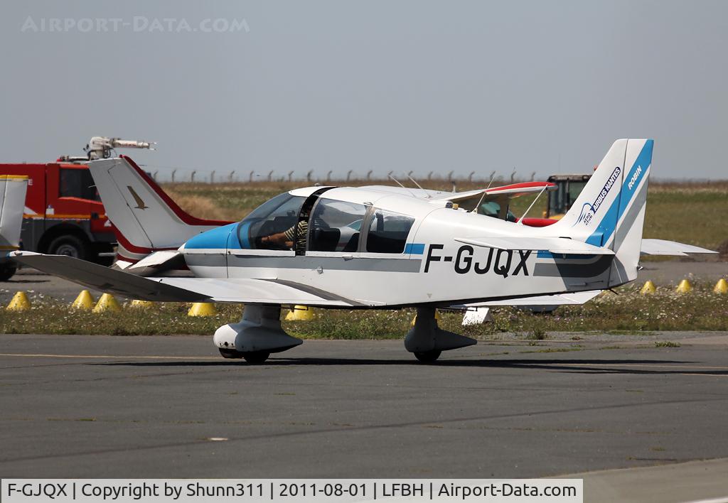 F-GJQX, Robin DR-400-120 Dauphin 2+2 C/N 1993, Taxiing to his parking...
