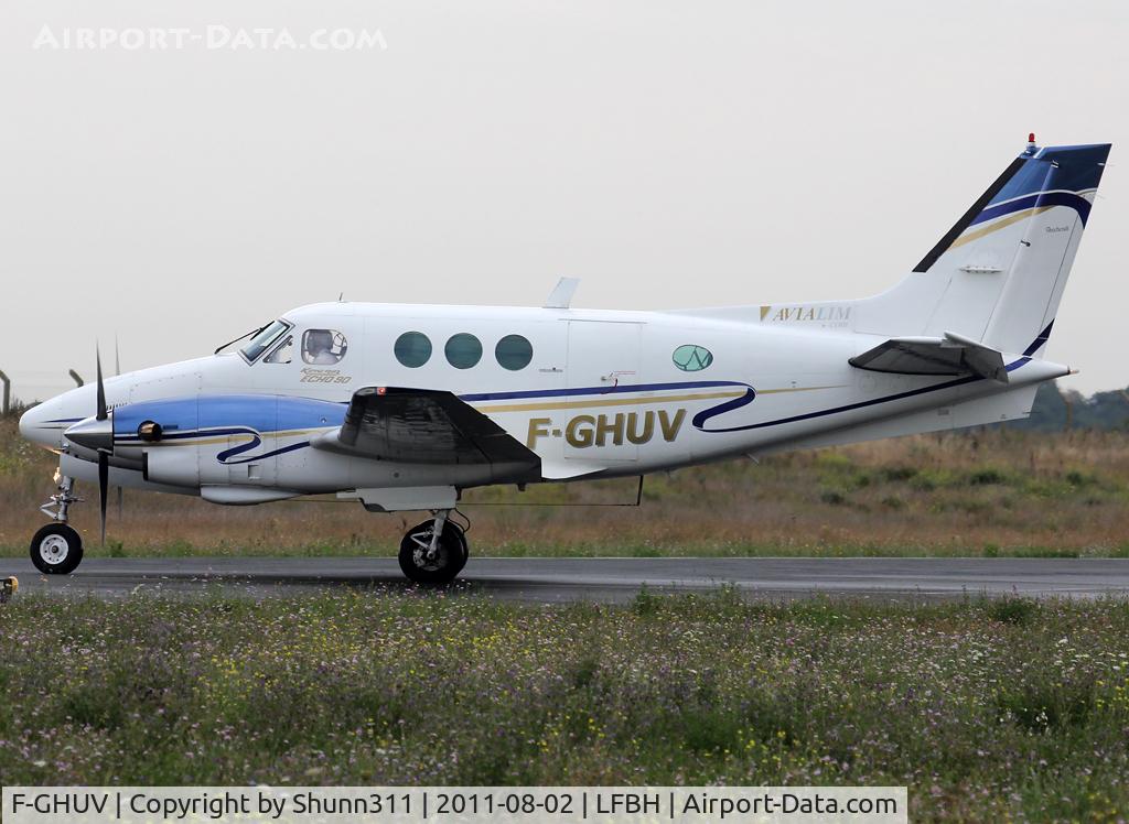 F-GHUV, 1978 Beech E90 King Air C/N LW-278, Lining up rwy 09 for departure...