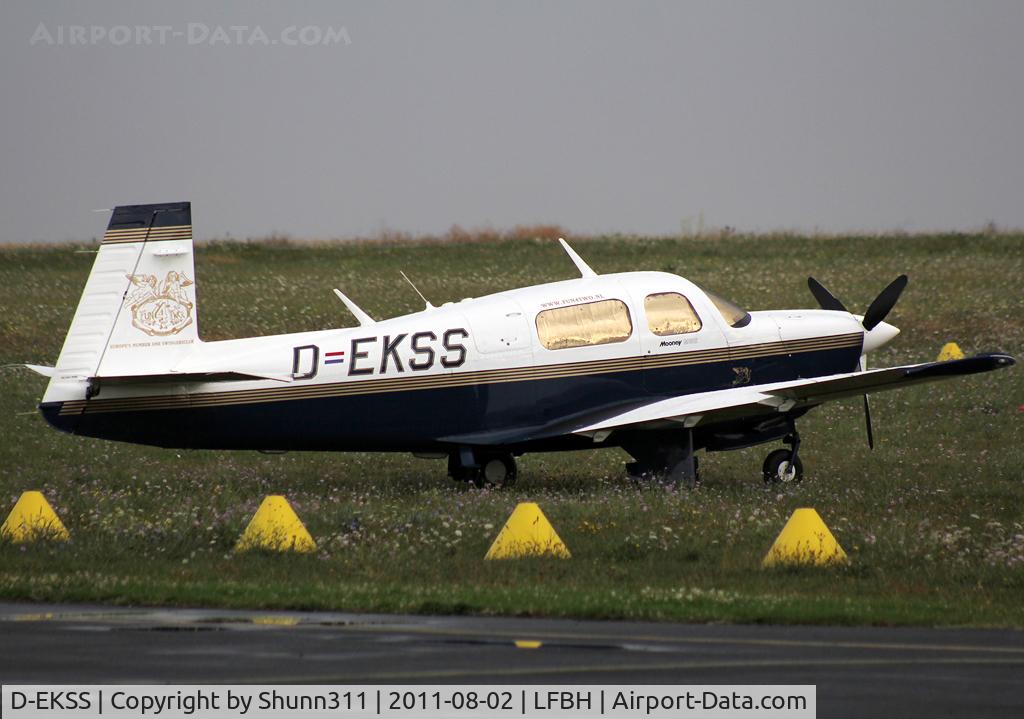 D-EKSS, Mooney M20J 201 C/N 24-3278, Parked on the grass...