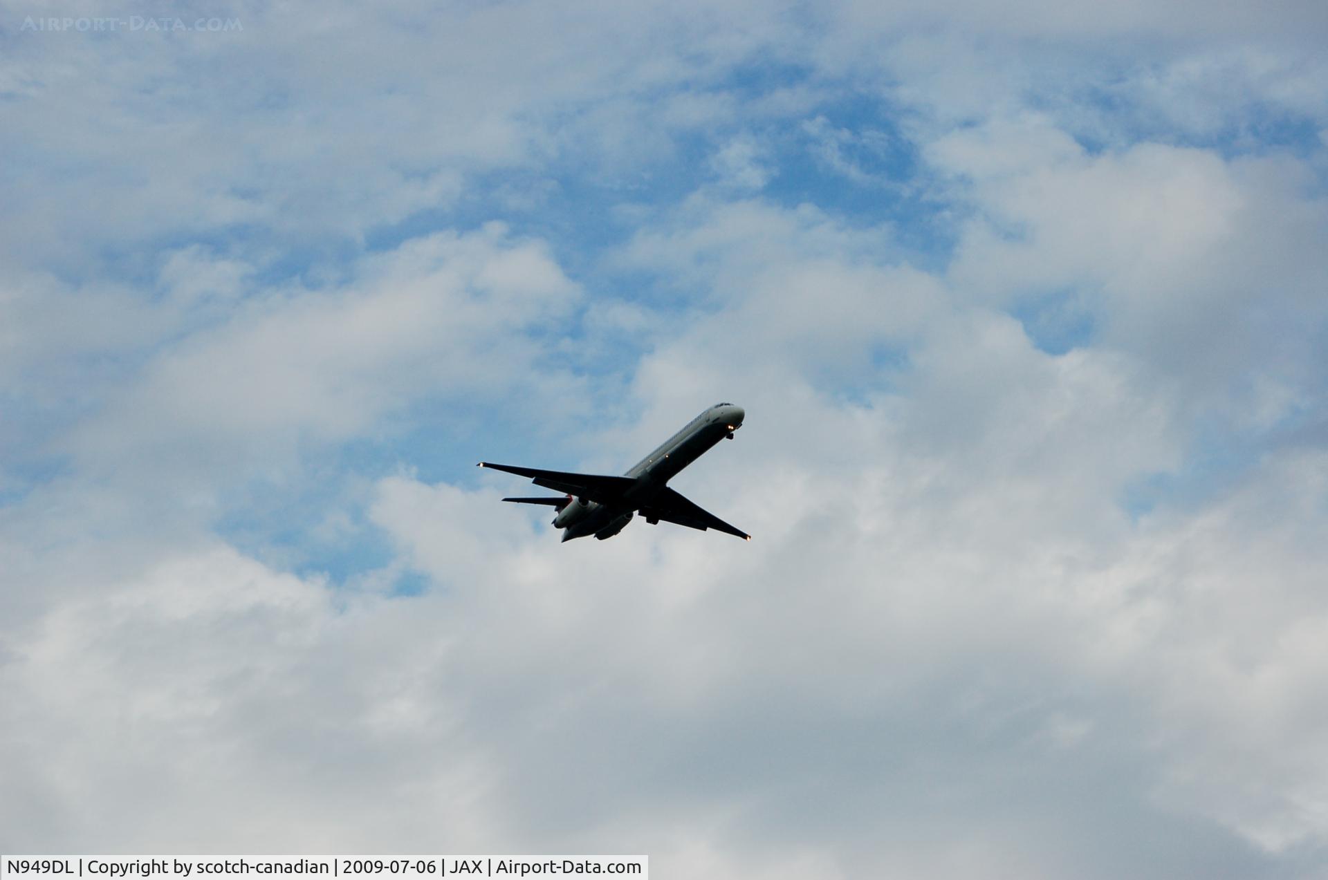 N949DL, 1990 McDonnell Douglas MD-88 C/N 49880, 1990 Delta McDonnell Douglas MD-88 N949DL on Final Approach to Jacksonville International Airport, Jacksonville, FL