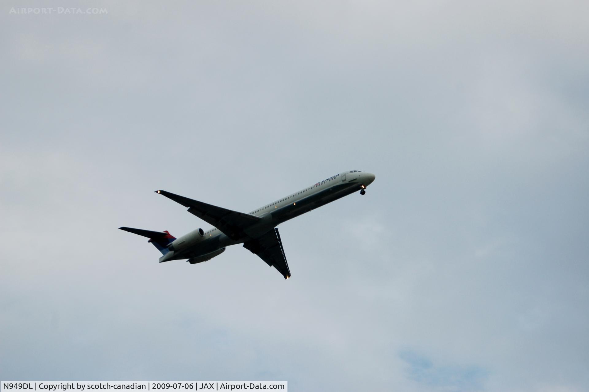 N949DL, 1990 McDonnell Douglas MD-88 C/N 49880, 1990 Delta McDonnell Douglas MD-88 N949DL on Final Approach to Jacksonville International Airport, Jacksonville, FL
