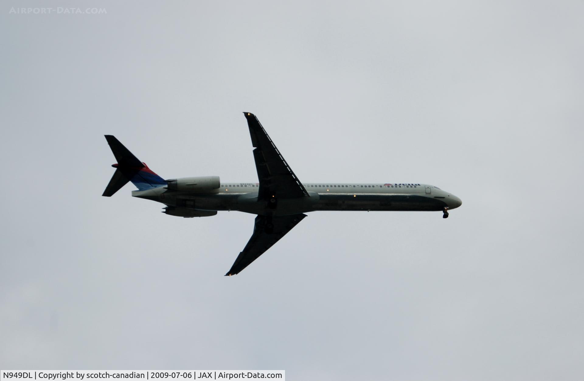 N949DL, 1990 McDonnell Douglas MD-88 C/N 49880, 1990 Delta McDonnell Douglas MD-88 N949DL on Final Approach to Jacksonville International Airport, Jacksonville, FL