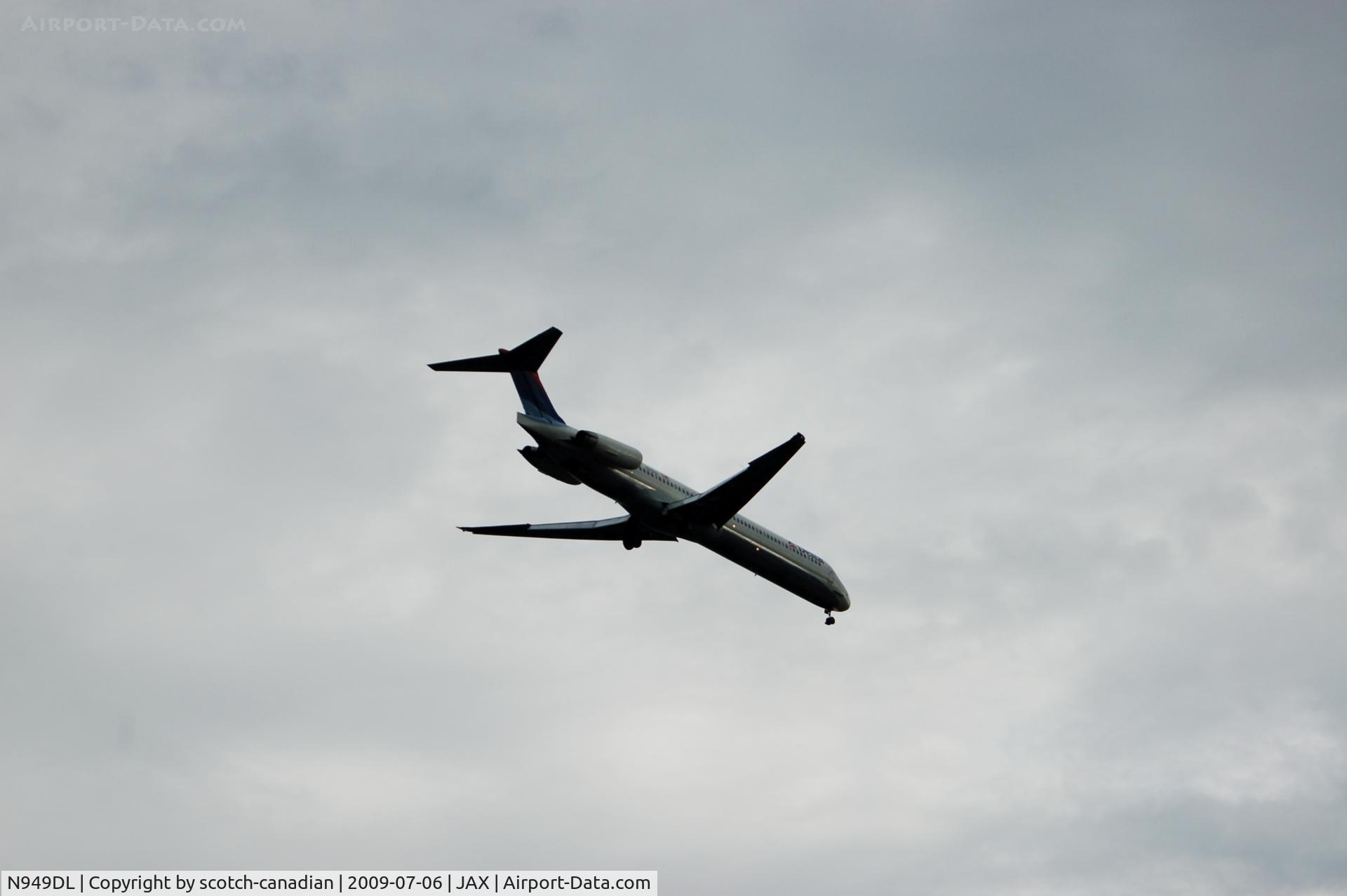 N949DL, 1990 McDonnell Douglas MD-88 C/N 49880, 1990 Delta McDonnell Douglas MD-88 N949DL on Final Approach to Jacksonville International Airport, Jacksonville, FL