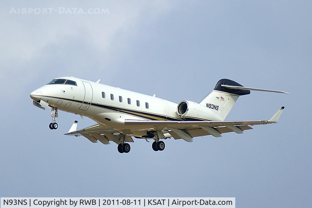 N93NS, 2004 Bombardier Challenger 300 (BD-100-1A10) C/N 20031, Landing 12R