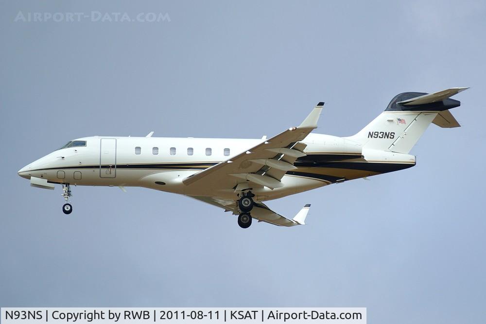 N93NS, 2004 Bombardier Challenger 300 (BD-100-1A10) C/N 20031, Landing 12R