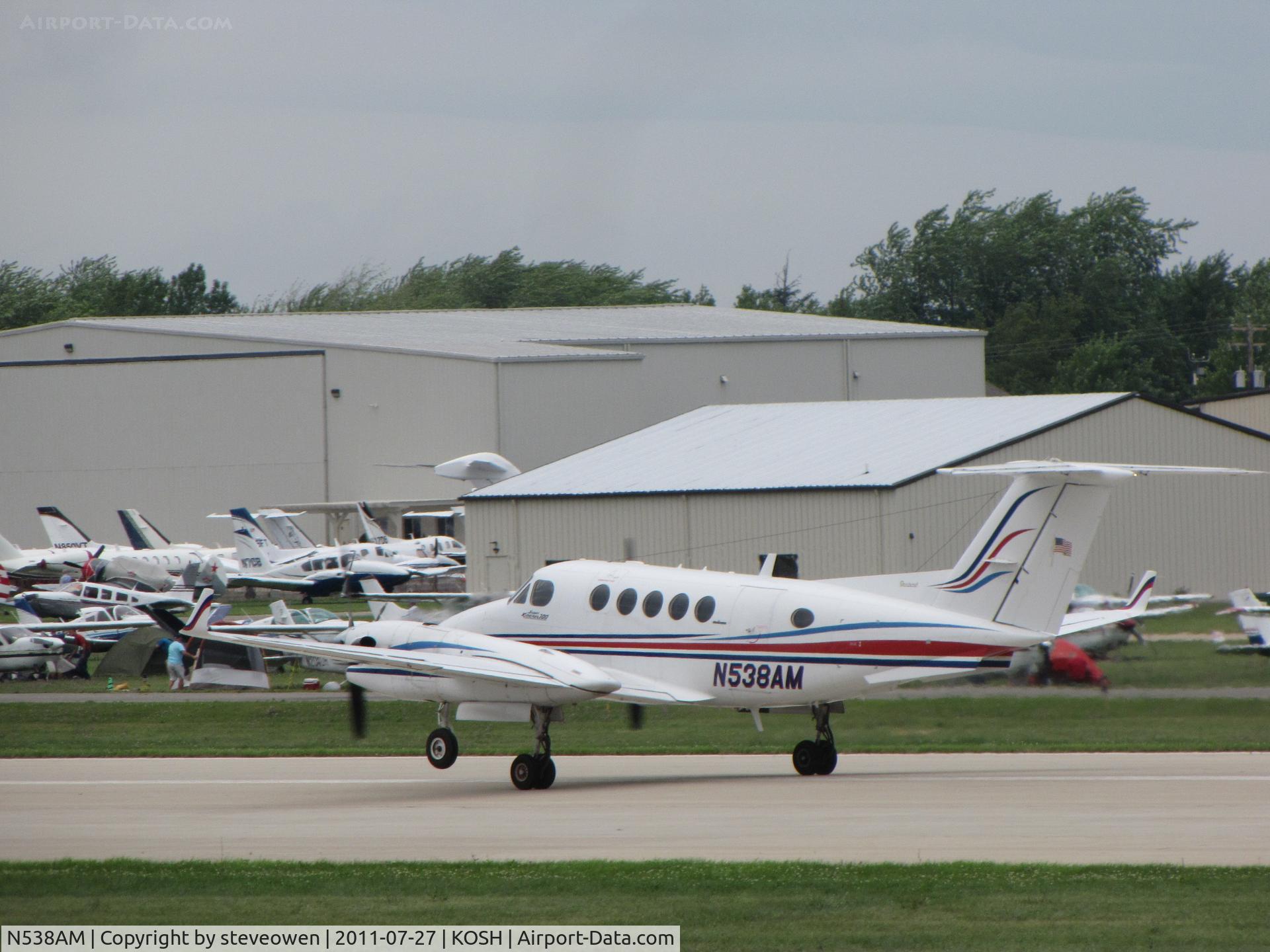 N538AM, 1986 Beech 300 Super King Air C/N FA-107, Landing Rwy 27 at KOSH EAA 2011