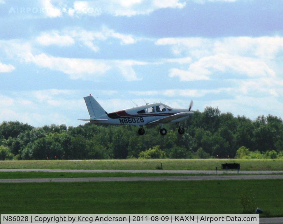 N86028, Piper PA-28-140 Cherokee C/N 28-23644, Piper PA-28-140 Cherokee departing runway 31.