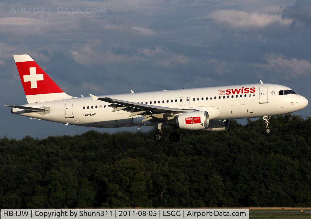 HB-IJW, 2003 Airbus A320-214 C/N 2134, Landing rwy 23