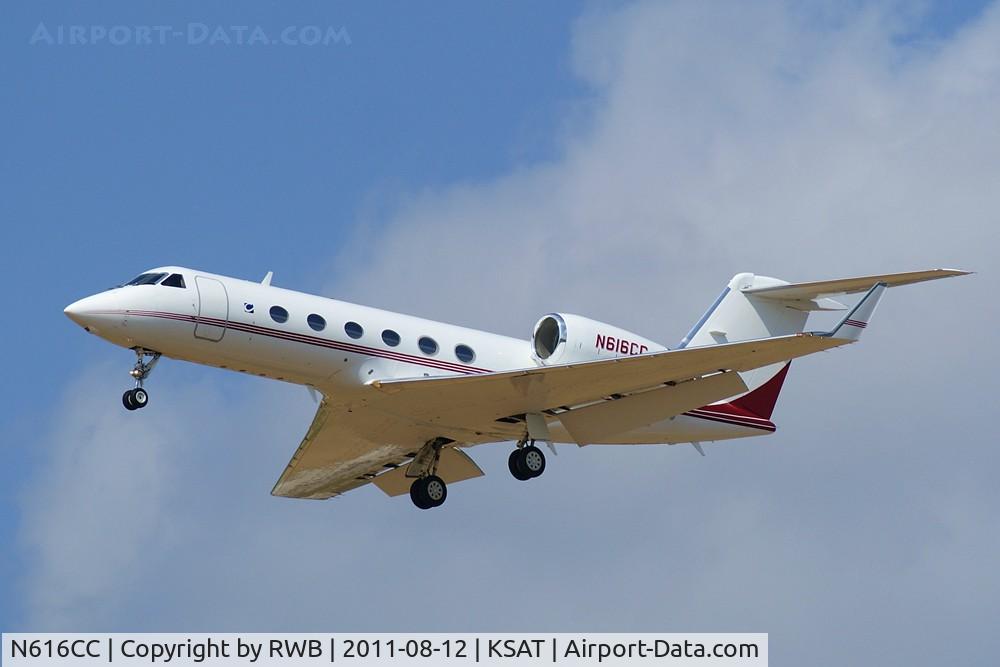 N616CC, 2001 Gulfstream Aerospace G-IV C/N 1455, Landing 12R