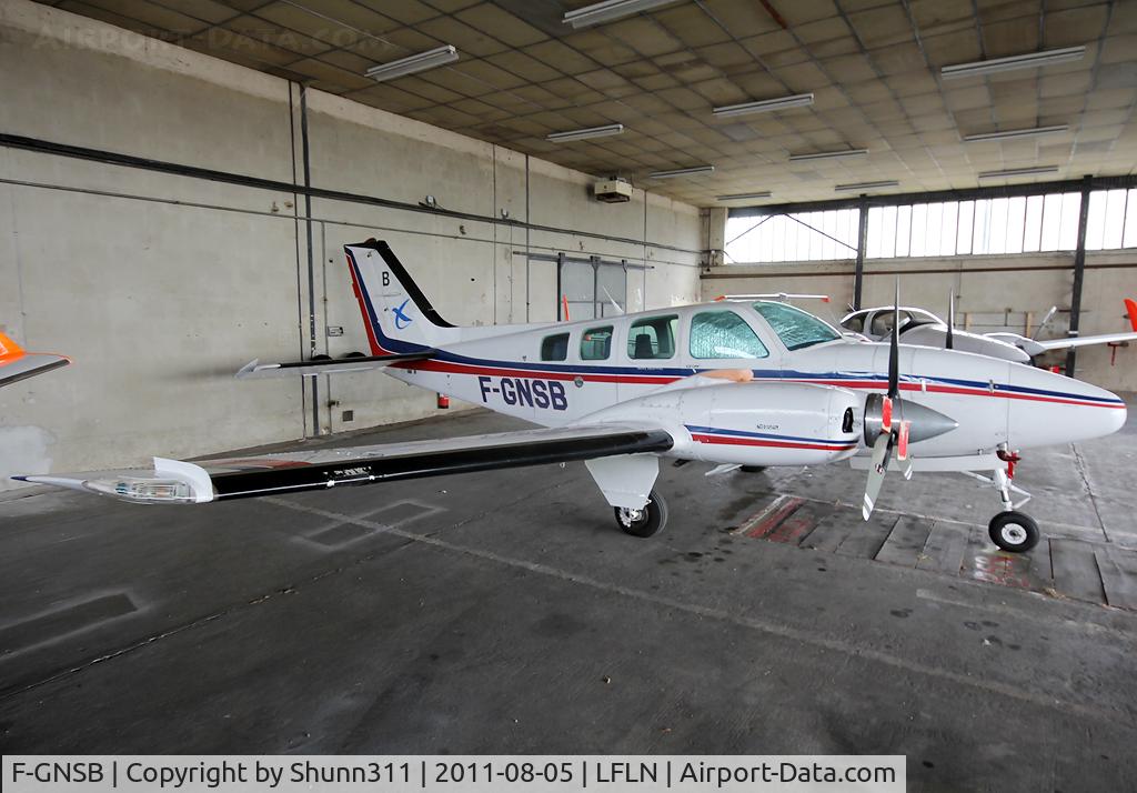 F-GNSB, Beech 58 Baron C/N TH-1702, Hangared...