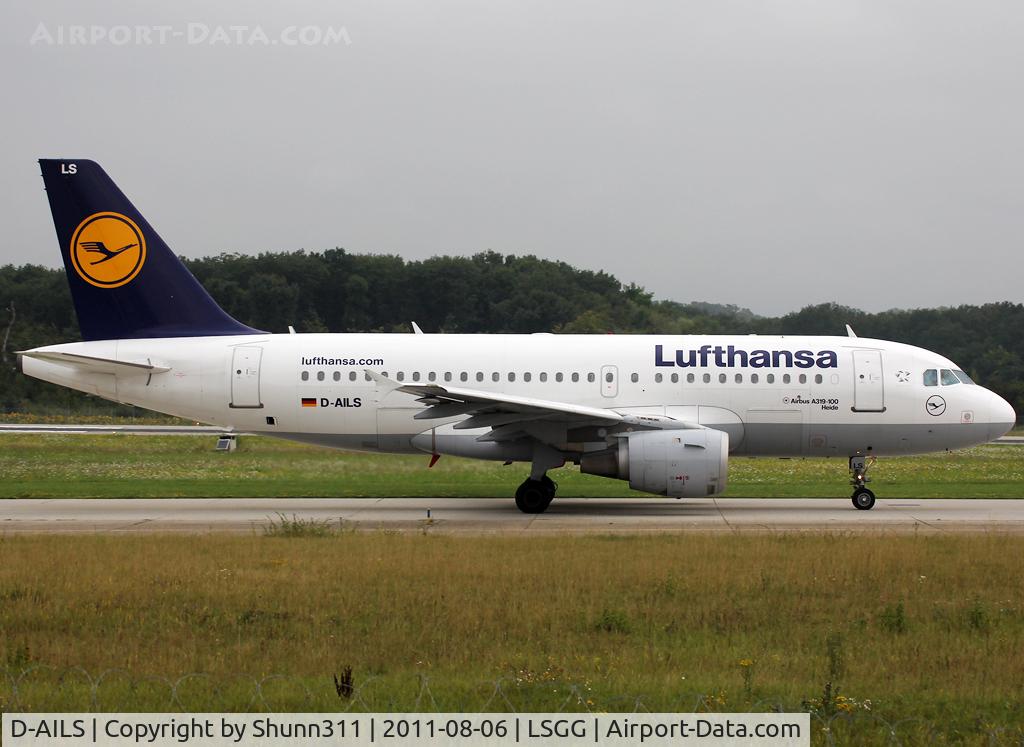D-AILS, 1997 Airbus A319-114 C/N 729, Taxiing holding point rwy 23 For departure...