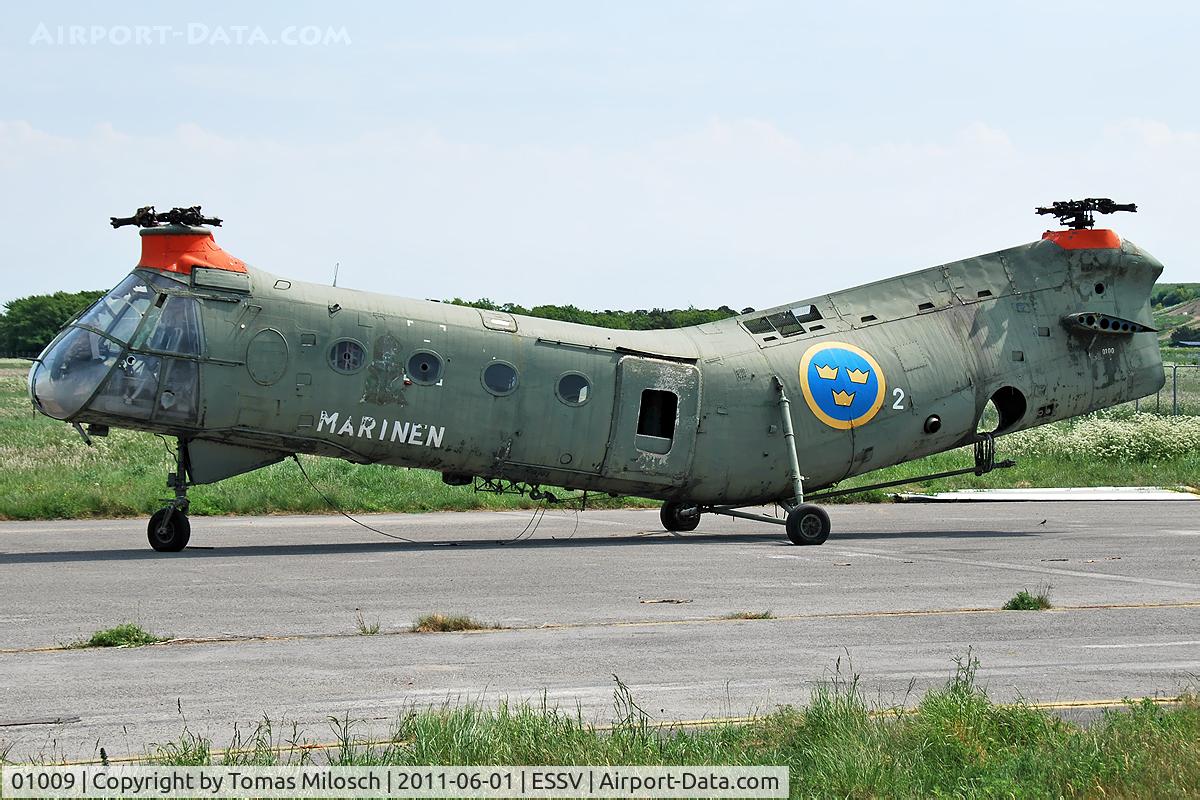 01009, Vertol Hkp1 (44B) C/N 607/27, The remaining parts of this Vertol 44B (Swedish denomination: Hkp1) you still can see – through a fence – at the former air museum in Visby.