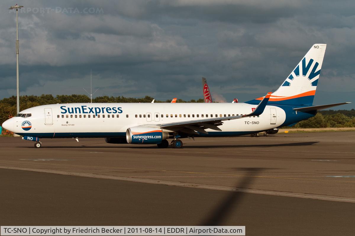 TC-SNO, 2010 Boeing 737-8HC C/N 40776, taxying to the active