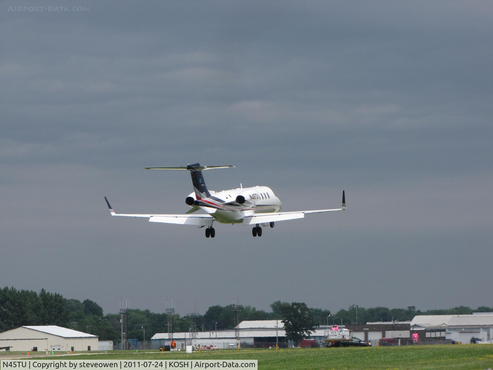 N45TU, 2000 Learjet 45 C/N 120, Landing Rwy09 @ KOSH   EAA 2011