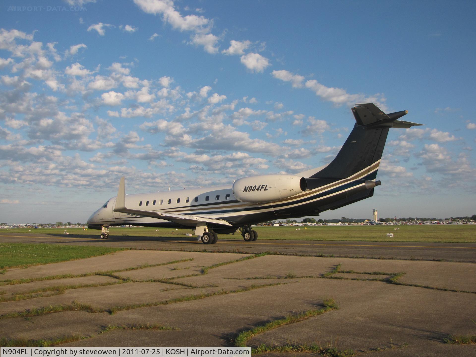N904FL, 2004 Embraer EMB-135BJ Legacy C/N 145780, Taxing in @ EAA2011