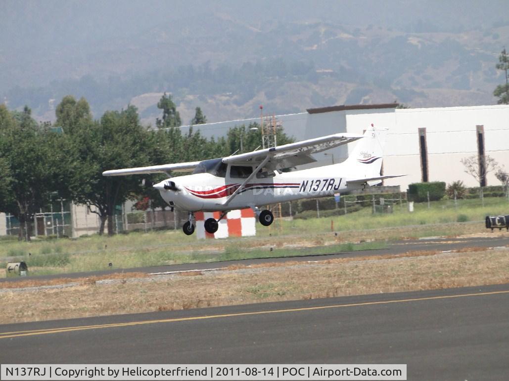 N137RJ, 1999 Cessna 172S C/N 172S8296, Almost down on runway 26L
