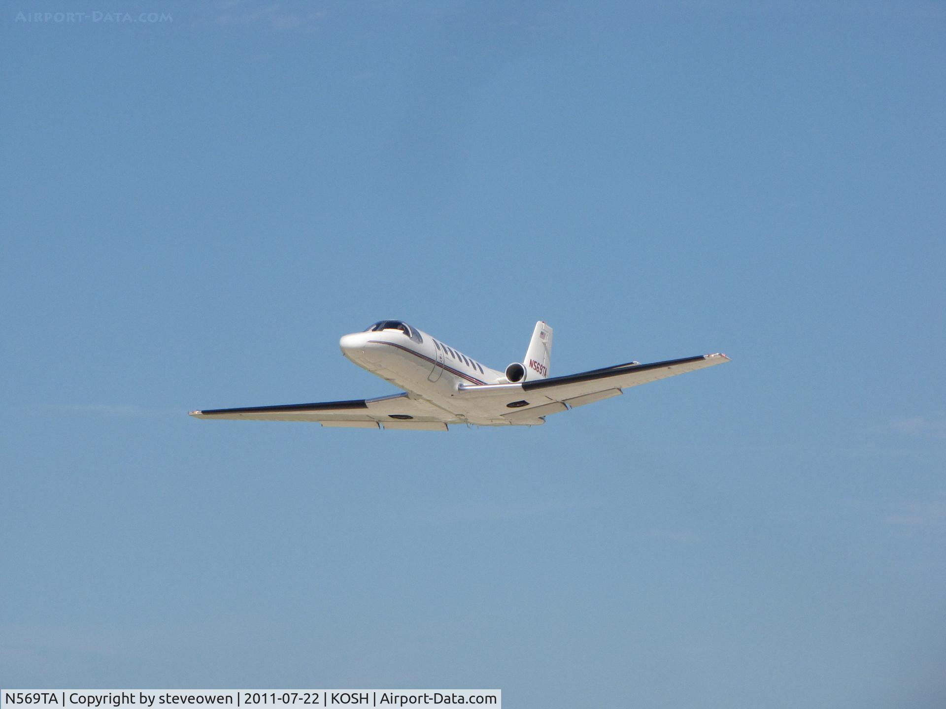 N569TA, 1989 Cessna 560 Citation V C/N 560-0006, Departing KOSH