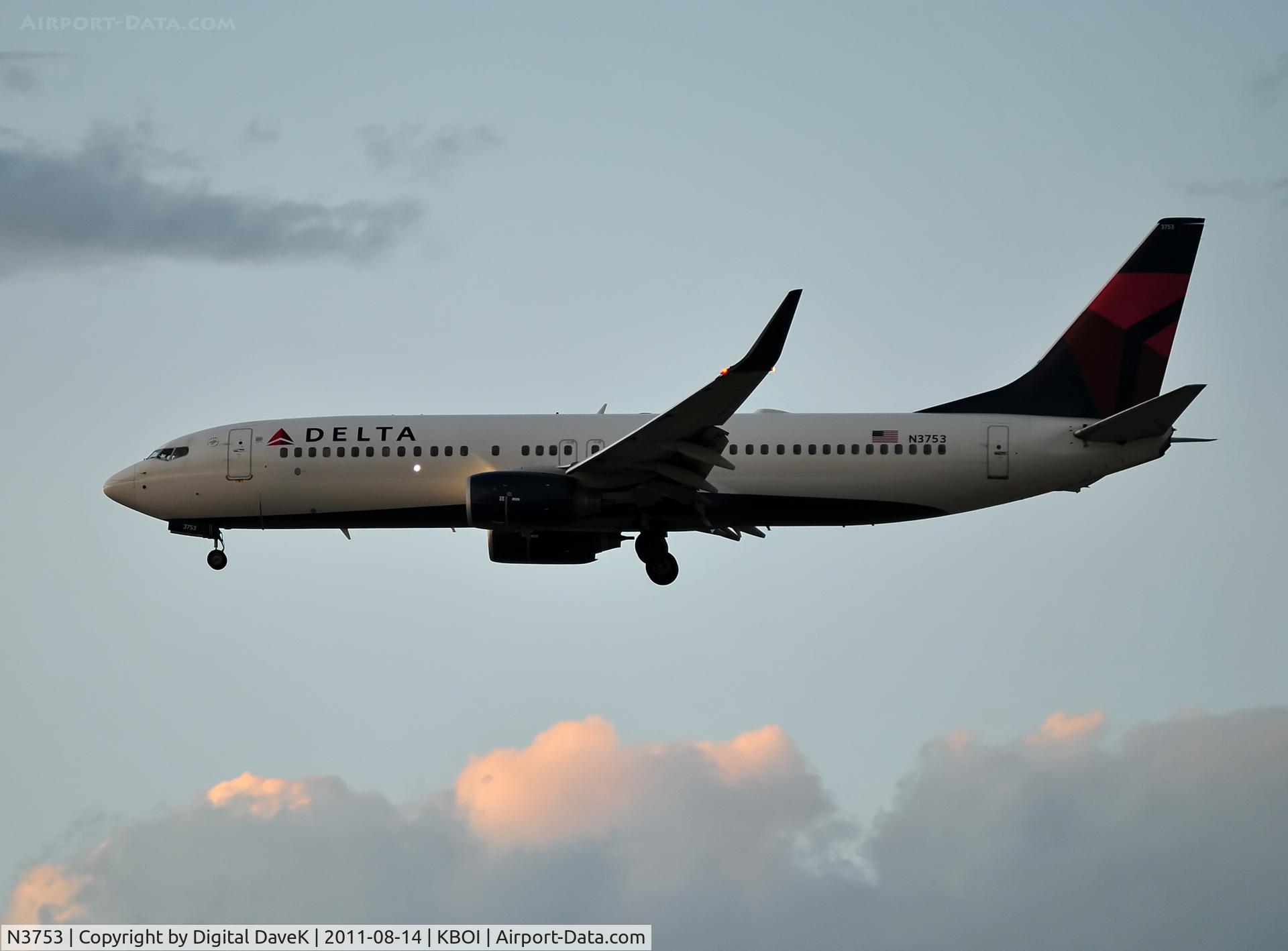 N3753, 2001 Boeing 737-832 C/N 32626, East approach