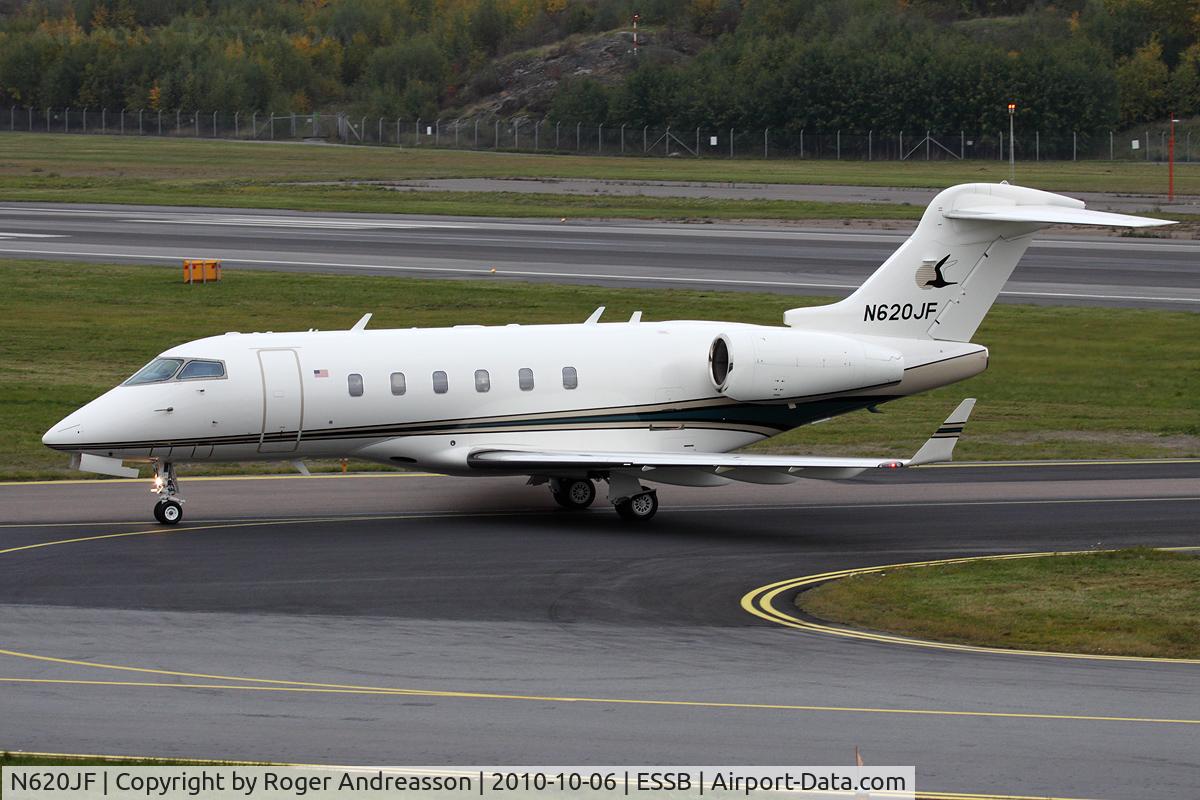 N620JF, 2005 Bombardier Challenger 300 (BD-100-1A10) C/N 20059, Early morning arrival