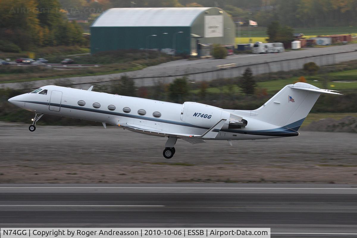 N74GG, 1998 Gulfstream Aerospace G-IV C/N 1331, Leaving Bromma early in the morning