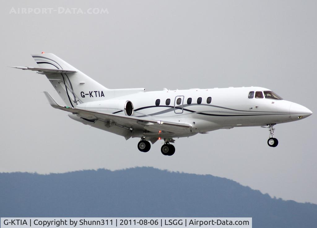 G-KTIA, 2009 Hawker Beechcraft 900XP C/N HA-0140, Landing rwy 23