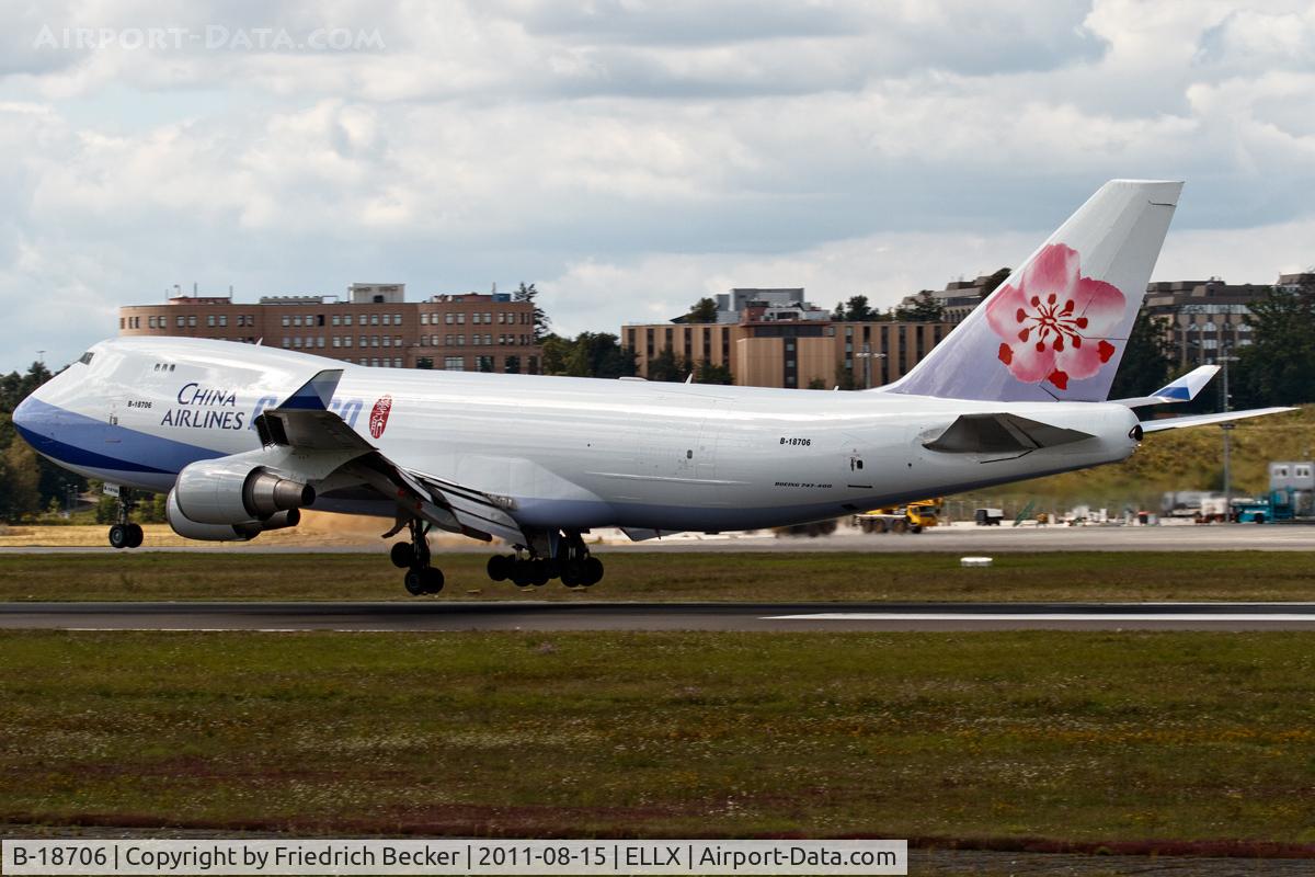 B-18706, 2001 Boeing 747-409F/SCD C/N 30763, about to touchdown