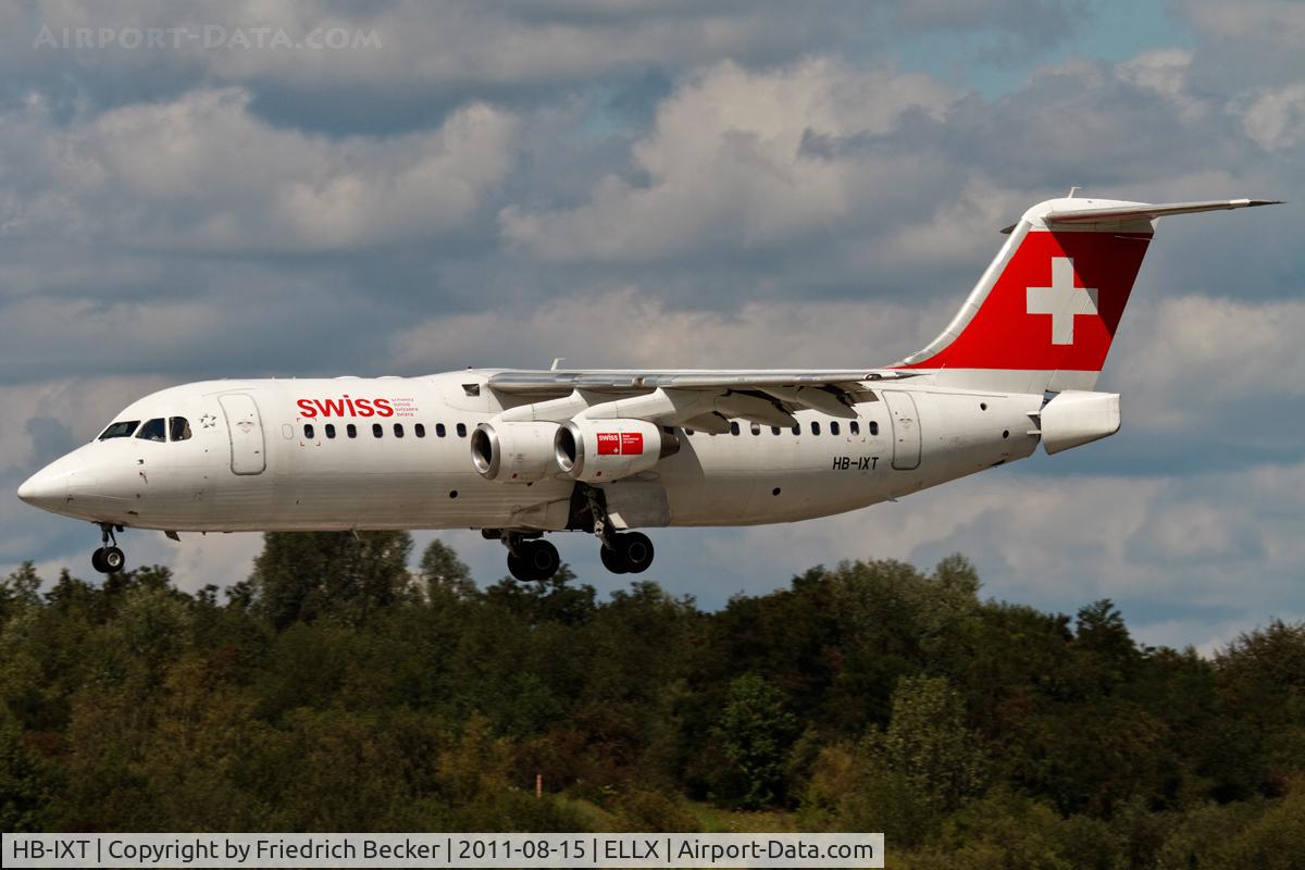 HB-IXT, 1995 British Aerospace Avro 146-RJ100 C/N E3259, on final RW24
