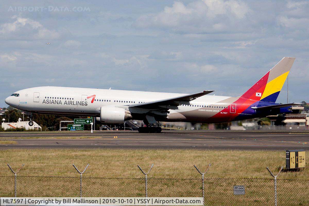 HL7597, 2001 Boeing 777-28E/ER C/N 28686, away from 16R