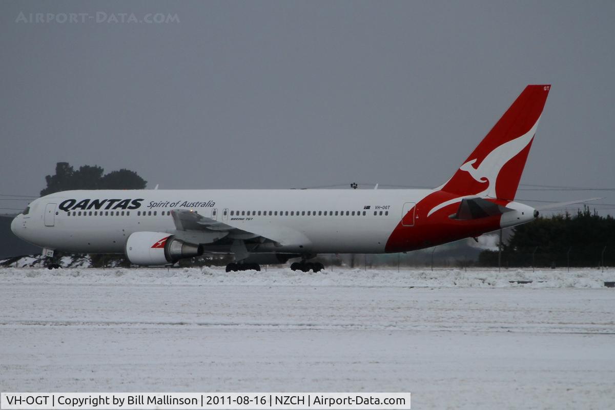 VH-OGT, 1998 Boeing 767-338 C/N 29117, as QF65