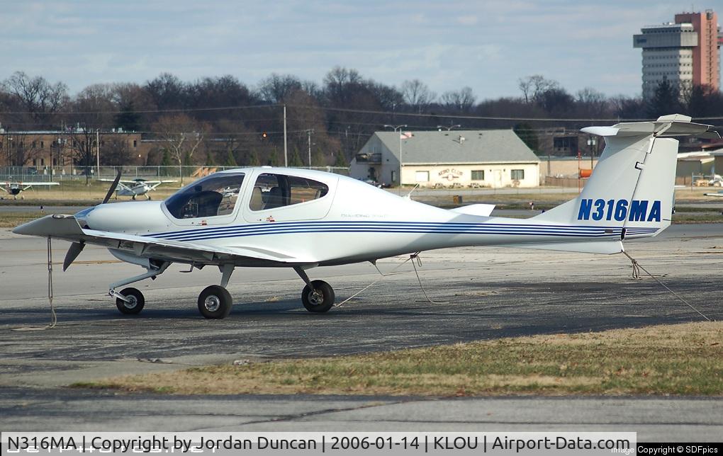 N316MA, 2003 Diamond DA-40 Diamond Star C/N 40.287, Location:
Louisville Bowman Field - KLOU
USA - Kentucky