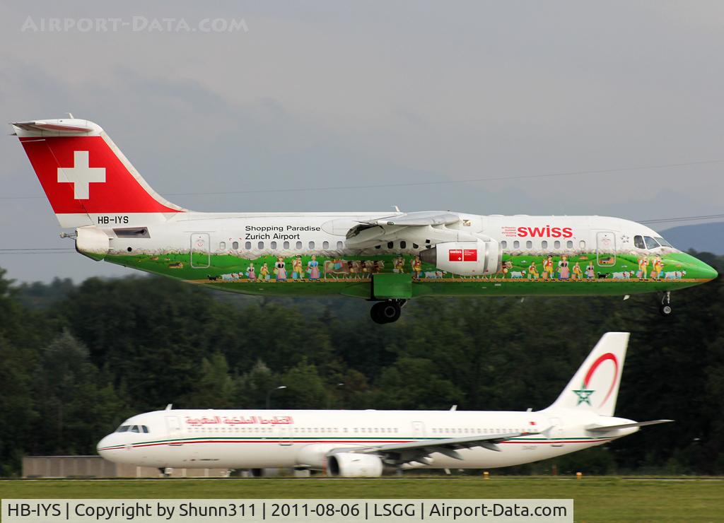 HB-IYS, 2001 British Aerospace Avro 146-RJ100 C/N E3381, Landing rwy 23