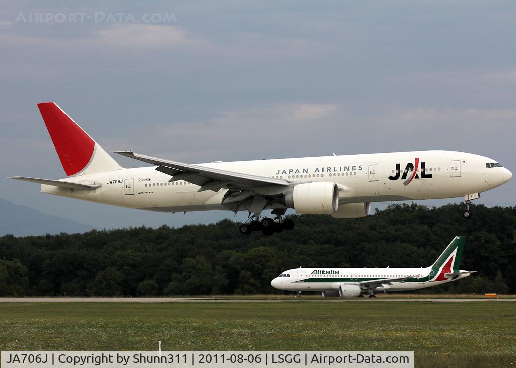 JA706J, 2003 Boeing 777-246/ER C/N 33394, Landing rwy 23